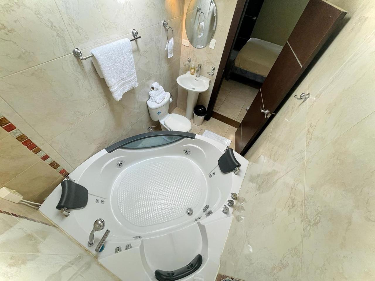 Departamento Con Jacuzzi, Balcon, Lavadora Y Garage Apartment Ambato